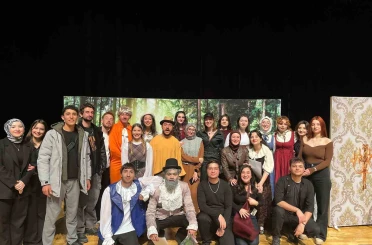 Üniversiteli gençlerin ’Zoraki Hekim’ oyunu ayakta alkışlandı 