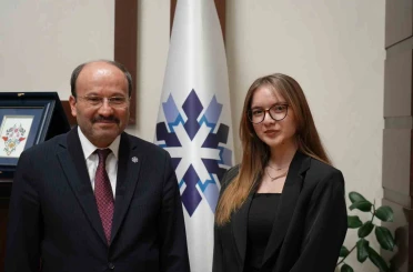 Üniversiteli Gizem, Rektör Çakmak’ın bir günlük mesaisine eşlik etti 