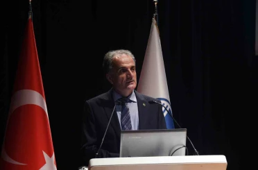 Üniversiteye yani başlayan öğrencilere hitap eden rektör Al: "Eğitim dört duvarın ötesinde" 