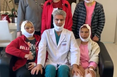 Ünlü estetikçinin yüz germe yaptığı hastalarla çektiği video sosyal medyada ilgi odağı oldu 