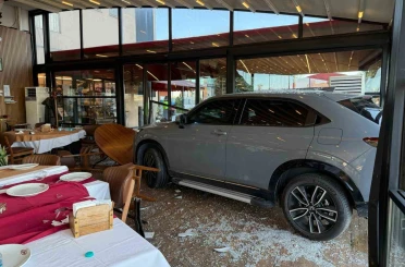 Ünlü sanatçı Cahit Berkay’ın aracıyla daldığı restoranın işletmecisi o anları anlattı 