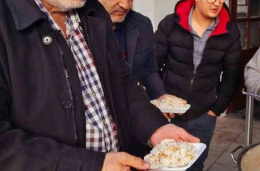 Unutulmaya yüz tutmuş ‘Tarihi Odunpazarı Pilavı’ vatandaşlara ikram edildi 