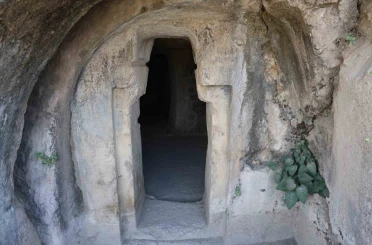 Urartu valilerine ait kaya mezarı, bir ana salon ve 3 yan odasıyla dikkat çekiyor 