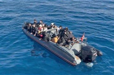 Urla açıklarında 28 düzensiz göçmen yakalandı