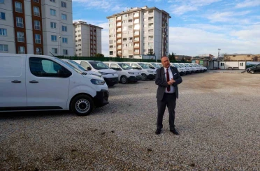 Uşak Belediyesi 14 tane yeni hizmet aracını bünyesine katarak araç filosunu genişletti 