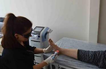 Uşak Eğitim ve Araştırma Hastanesinde lazer cihazıyla inatçı ağrılara ameliyatsız çözüm 