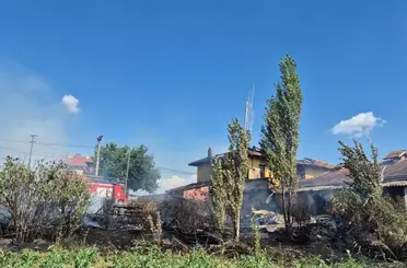 Uşak’ta çıkan ev yangında ev kullanılmaz hale geldi
