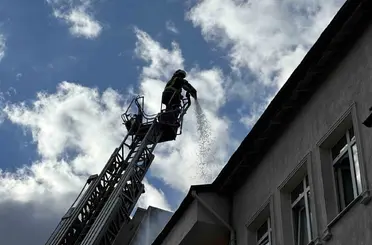 Uşak’ta iki katlı binanın çatı katında çıkan yangın söndürüldü