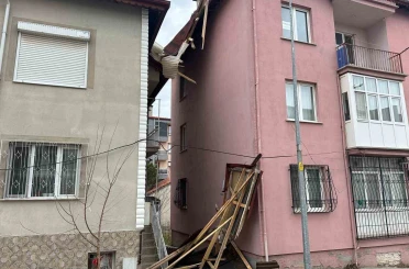 Uşak’ta kuvvetli fırtına hayatı olumsuz etkiledi 