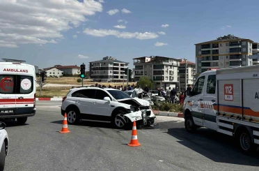 Uşak’ta otomobil ile cip çarpıştı: 3 yaralı
