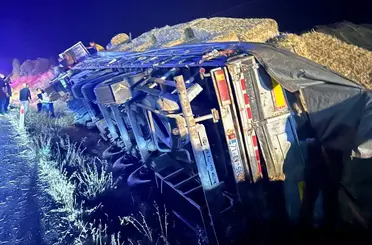 Uşak’ta saman yüklü tır devrildi: 1 ağır yaralı yaralı
