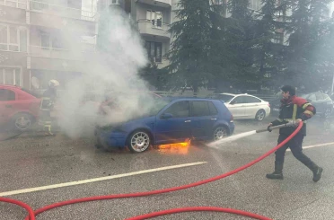 Uşak’ta seyir halindeki otomobil alev aldı 