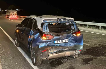 Uşak’ta tır ile otomobilin çarpışması sonucu aynı aileden 4 kişi yaralandı 