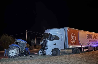 Uşak’ta traktör ile tır çarpıştı: 1 ölü, 1 yaralı 