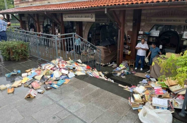 Üsküdar Sahaflar Çarşısı’nı su bastı: Yüzlerce kitap kullanılamaz hale geldi 