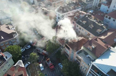 Üsküdar’da çatı yangını yan binaya sıçradı 