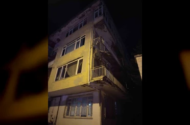 Üsküdar’da dört katlı binanın balkonu çöktü 