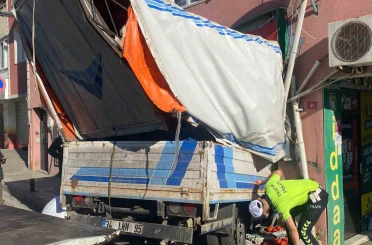 Üsküdar’da kamyonet ganyan bayisine girdi 