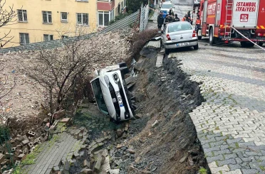 Üsküdar’da yol çöktü: Otomobil çukura düştü 