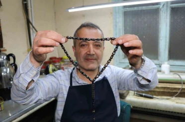 Ustasından Türkiye’de bir ilk: Balık taneli Oltu taşı tespihi yaptı 