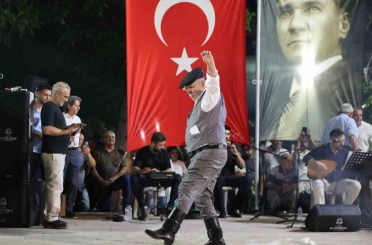 Üstat ve genç efeler ’Zeybek Ateşi’ni yaktı 