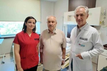 Uyanık halde ameliyata alınan hasta şah damarındaki yüzde 90’lık darlıktan kurtuldu 