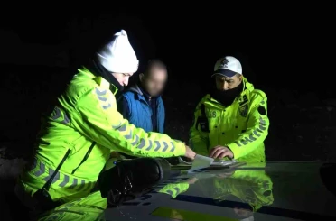 Uygulama noktasına gelmeden otomobilini park etti, sürücünün kendisi olmadığını iddia etti 