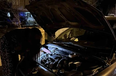 Uygulama noktasında arızalanan otomobilin yardımına, uygulamada durdurulan genç kadın usta koştu 