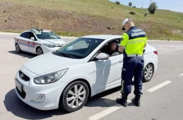 Uyuşturucu madde alarak trafiğe çıktı hem 47 bin lira ceza yedi hem ehliyetinden oldu 