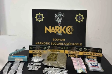 Uyuşturucu tacirlerine ağır darbe: 900 gram skunk, kokain ve pres makinesi ele geçirildi 