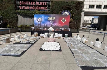 Uyuşturucu ve suç örgütlerine yönelik operasyonlarda ele geçirilen maddeler emniyette sergilendi 