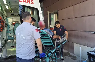 Üzerine buzdolabı devrilen kişi yaralandı
