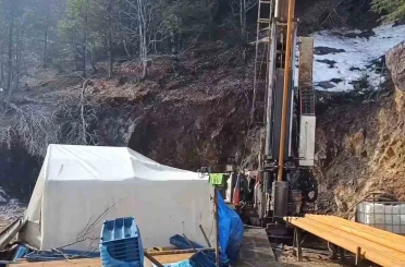 Üzerine kaya düşen işçi öldü 