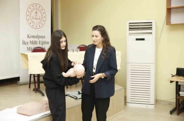 Uzman doktorlardan öğrencilere farkındalık eğitimi 