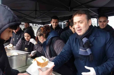 Uzun kuyrukların oluştuğu festivalde 2 ton 11 kilogram hamsi dağıtıldı 