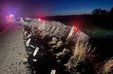 Uzunköprü’de devrilen tırın sürücüsü yaralandı