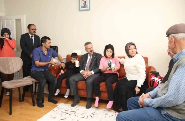 Vali Aksoy’dan evde eğitim alan özel kardeşlere ziyaret 