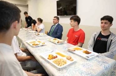 Vali Aslan akşam yemeğinde öğrencilerle buluştu 