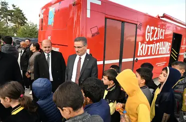 Vali Aydın Baruş, gezici kütüphanede çocuklarla bir araya geldi
