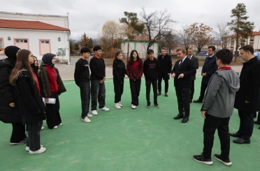 Vali Aydoğdu, Erzincan Lisesi’nde kauçuk zeminli spor alanını inceledi 