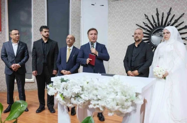 Vali Aydoğdu, genç çiftin nikah şahitliğini yaptı 