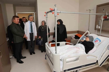 Vali Aydoğdu, hastaların durumu hakkında bilgi aldı 