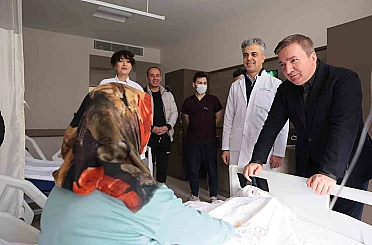 Vali Aydoğdu hastanede tedavi gören hastaları ziyaret etti 