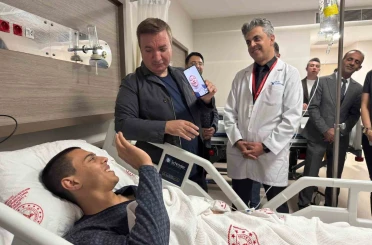 Vali Aydoğdu, hastanede tedavi gören üniversite öğrencisini yalnız bırakmadı 