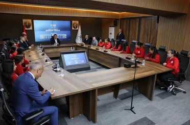 Vali Aydoğdu, Türkiye Şampiyonası’na hazırlanan futsal takımını ağırladı 