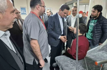 Vali Baruş, zehirlenme şüphesiyle hastaneye kaldırılan öğrencileri ziyaret etti 