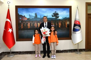 Vali Çiçek, İlköğretim Haftasında öğrencileri ağırladı 