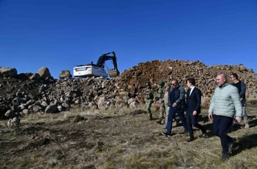 Vali Çiçek sınır bölgesinde incelemelerde bulundu 