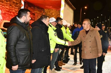 Vali Çiçek, yılbaşında görevli jandarma, polis ve sağlıkçıları ziyaret etti 