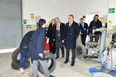 Vali Çiçek’ten okul ziyareti 